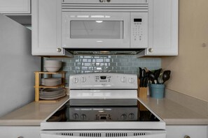 Fridge, microwave, oven, stovetop - Long Beach Resort, Tower 3 one bedroom! Beautiful Unit!! LAGOON POOL OPEN!! (Panama City Beach)