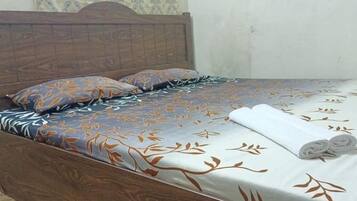 Deluxe Double Room | Iron/ironing board, free WiFi