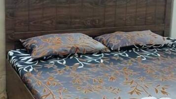 Deluxe Double Room | Iron/ironing board, free WiFi