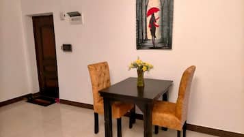 Appartement Deluxe | Coin séjour | TV connectée de 24 pouces avec chaînes par satellite