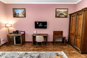 Phòng 2 giường đơn Deluxe | Bàn, khu vực làm việc phù hợp cho laptop, phòng cách âm 