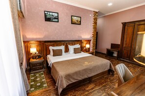 Habitación doble Deluxe | Escritorio, espacio para trabajar con laptop y insonorización 