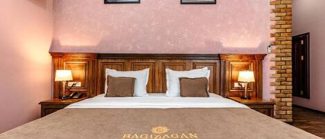 Deluxe Twin Room | Desk, laptop workspace, soundproofing, iron/ironing board