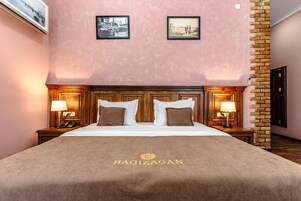 Deluxe Twin Room | Desk, laptop workspace, soundproofing, iron/ironing board