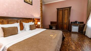 Deluxe Double Room | Desk, laptop workspace, soundproofing, iron/ironing board