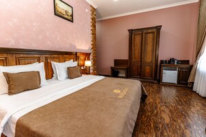 Deluxe Double Room | Desk, laptop workspace, soundproofing, iron/ironing board