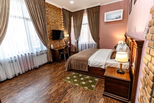 Deluxe Double Room | Desk, laptop workspace, soundproofing, iron/ironing board