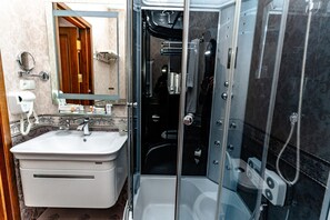 Articles de toilette gratuits, sèche-cheveux, peignoirs, chaussons