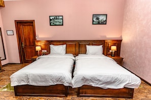Chambre Deluxe avec lits jumeaux | Bureau, espace de travail pour ordinateurs portables