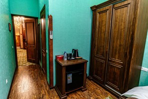 Habitación clásica | Escritorio, sistema de insonorización, tabla de planchar con plancha
