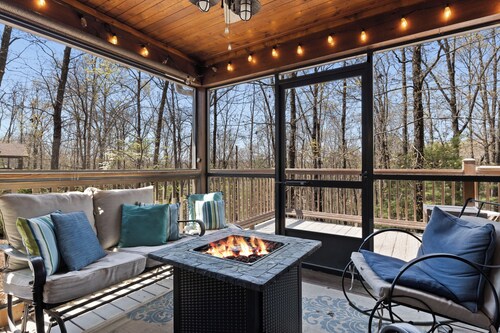 Dogs-Fence-13 Min Dwntn-Hot Tub-FirePit-Game Room
