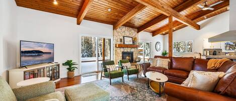 Televisor intel·ligent, llar de foc i estèreo