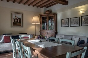 Dining - LARGE 6+4  , C2 MONTALCINO
 (Casole d'Elsa)