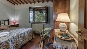 5 soverom, safe på rommet, skrivebord og reiseseng for barn