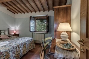 5 bedrooms, in-room safe, desk, travel cot - LARGE 6+4  , C2 MONTALCINO
 (Casole d'Elsa)