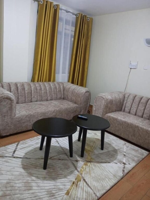 Appartement Deluxe | Aire de séjour | Téléviseur connecté de 24 po avec télévision numérique