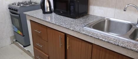 Deluxe Apartment | Private kitchen | Fridge, microwave, cookware/dishes/utensils