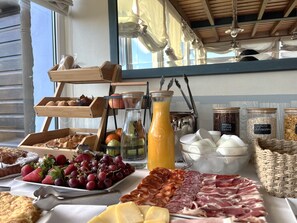 Petit déjeuner buffet servi tous les jours en supplément