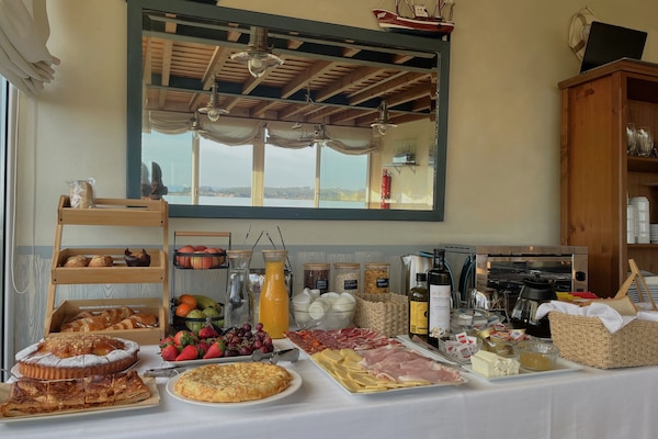 Sarapan prasmanan setiap hari dengan biaya tambahan