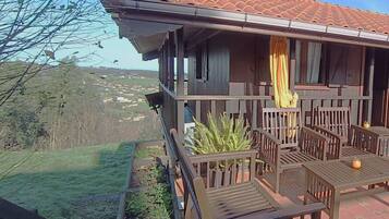 Junior suite, terras | 1 slaapkamer, donsdekens, een minibar, gratis wifi