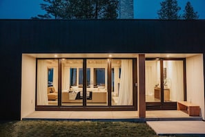 Exterior detail - Clay Banks Lakehouse · Door County Lake House 50 min from Lambeau Field (Algoma)