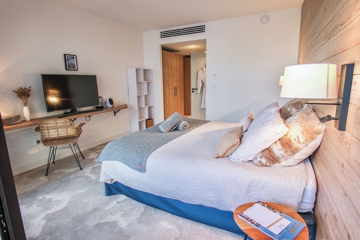 Classic Double Room | In-room safe, blackout curtains, soundproofing, iron/ironing board