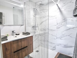 Chambre Double, vue jardin | Salle de bain | SĂšche-cheveux, peignoirs, chaussons, serviettes fournies