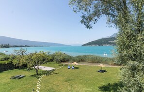 Dobbeltrom, utsikt mot innsjø | Safe på rommet, blendingsgardiner, lydisolert og strykejern/-brett