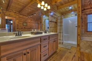 Hair dryer, towels - Crescent Moon on the River - pet-friendly cabin rental in Ellijay, riverside charm, hot tub, firepit, spacious screened porch with an outdoor fireplace. WiFi (Ellijay)