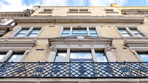 Monikerroksinen rakennus, jossa on klassinen arkkitehtoninen tyyli. Siinä on koristeellinen parveke, jossa on koristeelliset metallikaiteet, sekä keskeinen pääty, jossa on koriste-elementtejä.