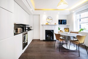 Fridge, microwave, oven, stovetop - Central Flat in Covent Garden (Greater London)