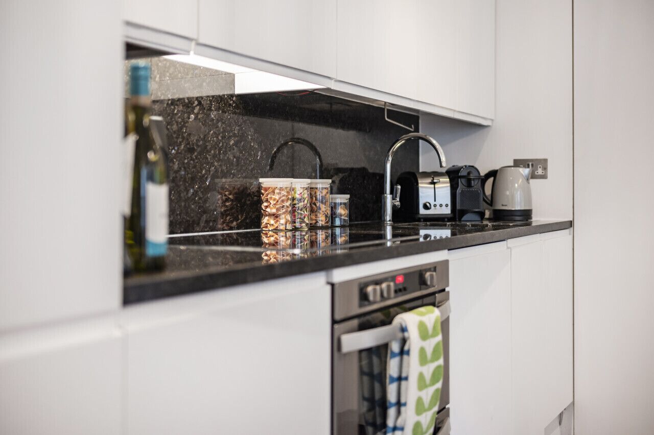 Jääkaappi, mikroaaltouuni, uuni, liesi