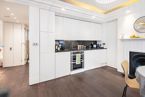 Réfrigérateur, four à micro-ondes, un four, surface de cuisson