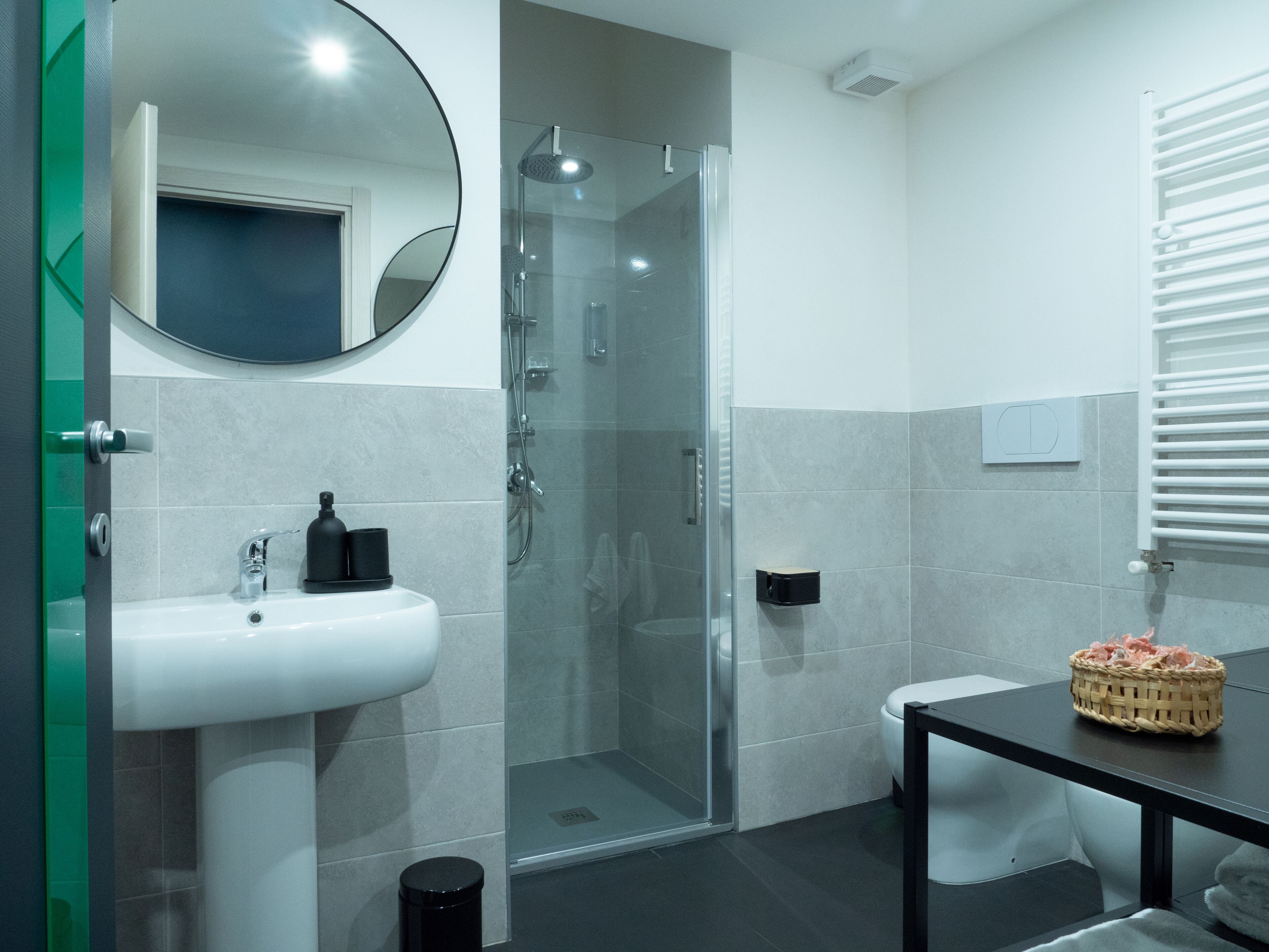 Twin kamer | Badkamer | Een douche, gratis toiletartikelen, een haardroger, badjassen