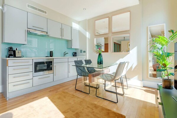 Kühlschrank, Mikrowelle, Geschirrspüler