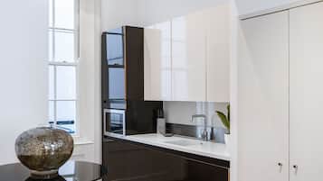 Lemari es, microwave, oven, dan kompor