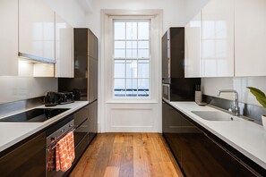 Frigorífico, microondas, horno y placa de cocina