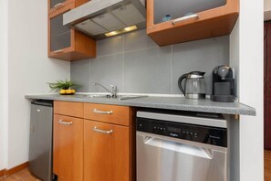 Kjøleskap, mikrobølgeovn, kokeplater og oppvaskmaskin