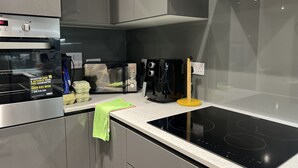 Fridge, microwave, oven, stovetop - Spacious 2-bed Apartment in Dartford (Dartford)