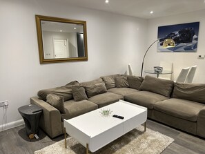 Living area - Spacious 2-bed Apartment in Dartford (Dartford)