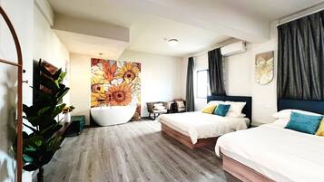1 habitación, decoración personalizada, muebles diferentes y escritorio