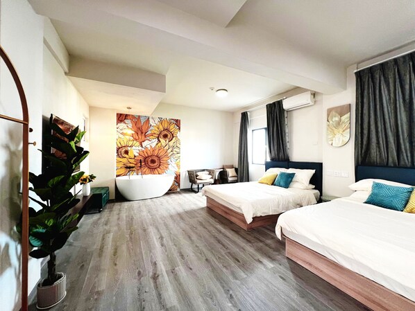 Luxury-Studiosuite | Individuell dekoriert, individuell eingerichtet, Schreibtisch