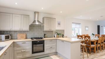 Refrigerador, lavavajillas, tetera eléctrica y tostadora