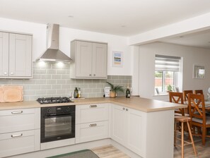 Fridge, dishwasher, electric kettle, toaster - Llwyn Eithin (Holyhead)