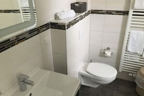 Bidet, Handtücher, Toilettenpapier