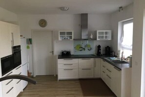 Kylskåp, mikrovågsugn, spishäll och diskmaskin