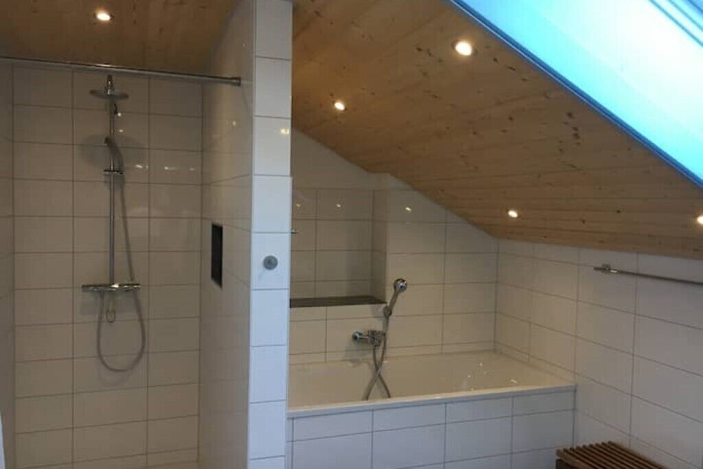 Haartrockner, Bidet, Handtücher, Toilettenpapier