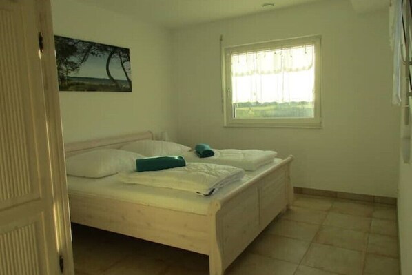 2 bedrooms, desk, iron/ironing board, travel crib