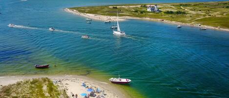 بالقرب من الشاطئ