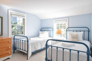 5 bedrooms, iron/ironing board, WiFi, bed sheets